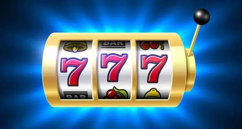 မြန်မာကစားသမားများ Q333 Live Casino APP ဖြင့် မိုဘိုင်းဖုန်းမှ ကစားနေသောမြင်ကွင်း